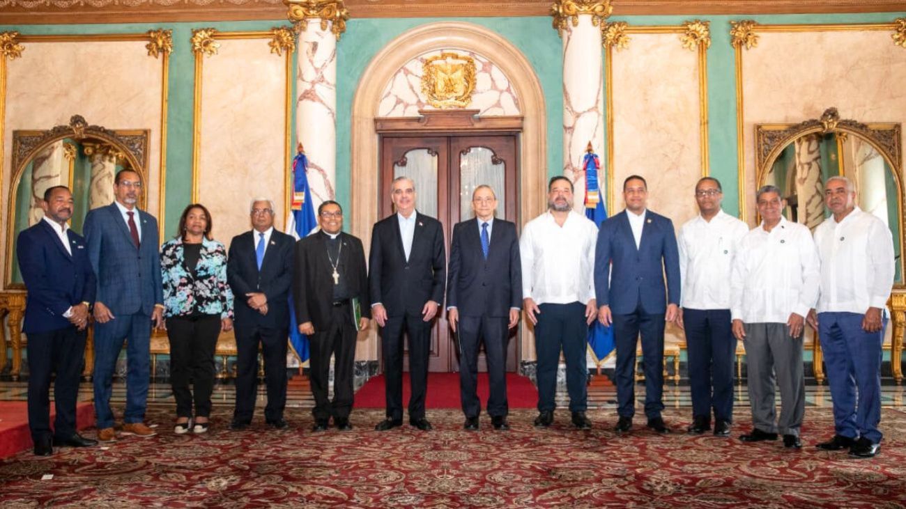 El-presidente-Abinader-juramenta-a-los-miembros-que-integran-el-Comite-Gestor-del-Jardin-Botanico-de-San-Juan-de-la-Maguana