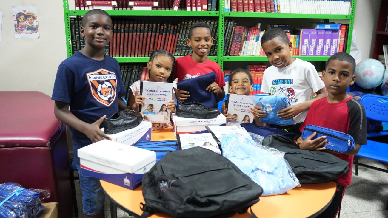 INABIE-entrega-utiles-escolares-a-estudiantes-afectados-por-lluvias