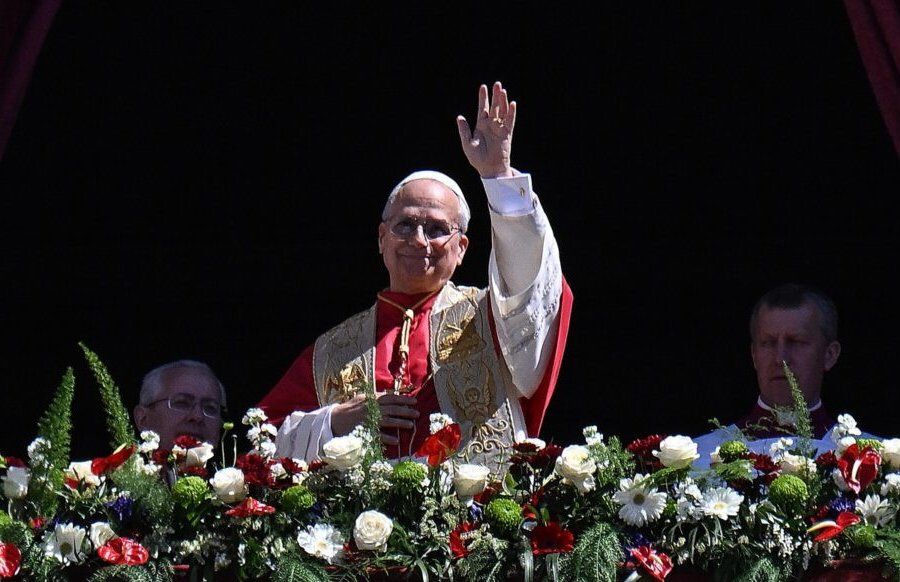 Vatican City (Vatican City State (Holy See)), 05/04/2026.- Pope Leo XIV waves as he delivers his Urbi et Orbi message after he presided over the Holy Mass on Easter Sunday at Saint Peter's Square in Vatican City, 05 April 2026. It is Pope Leo's first Holy Week as pontiff. (Papa) EFE/EPA/RICCARDO ANTIMIANI