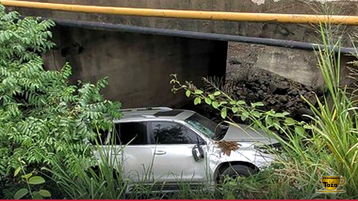 Gobernadora Dajabón sufre accidente en puente de Bánica