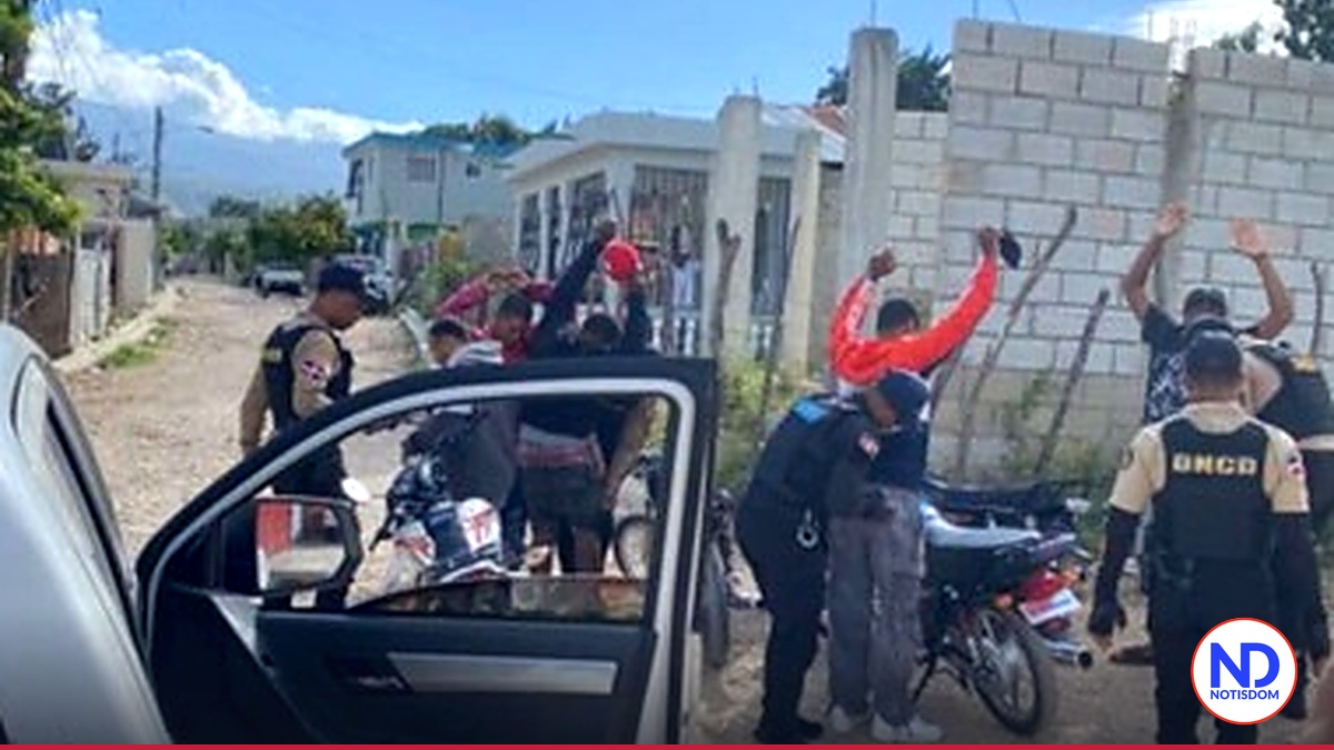 Operativo en Enriquillo: Incautan Armas y Narcóticos, Dos Detenidos