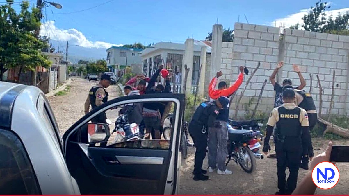 Operativo en Enriquillo: Ocupan Armas y Drogas a Dos Hombres