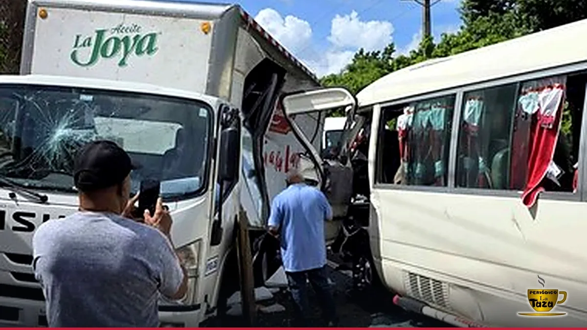 Fallece chofer tras choque de autobús y camión en Hato Mayor